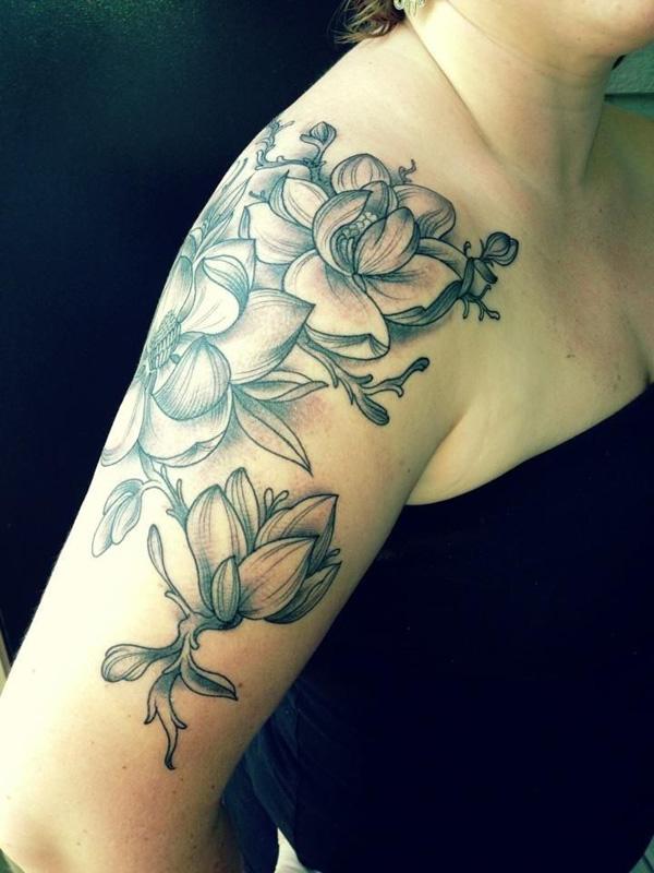 magnólia virág fél ujjú tetoválás