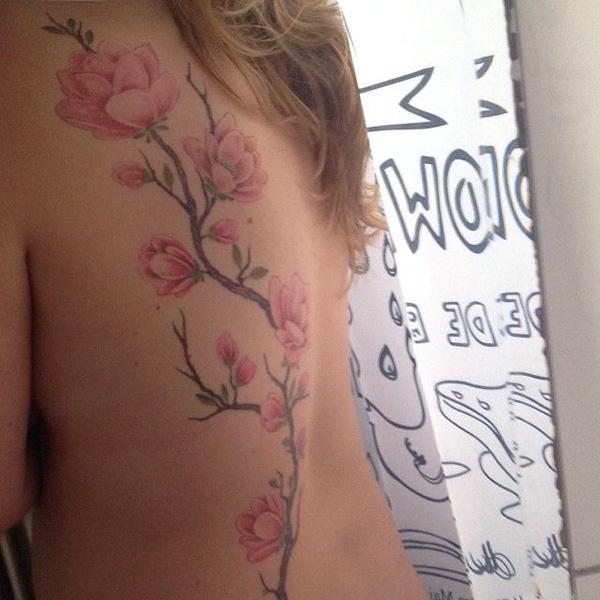 Magnólia virág tetoválás a hátán
