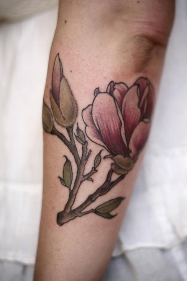 Magnolia tatovering på ermet