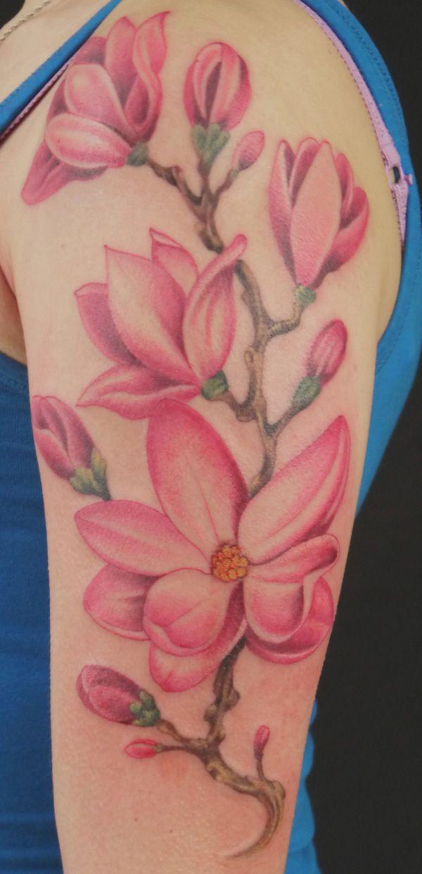 Magnolia tatovering med halverm.