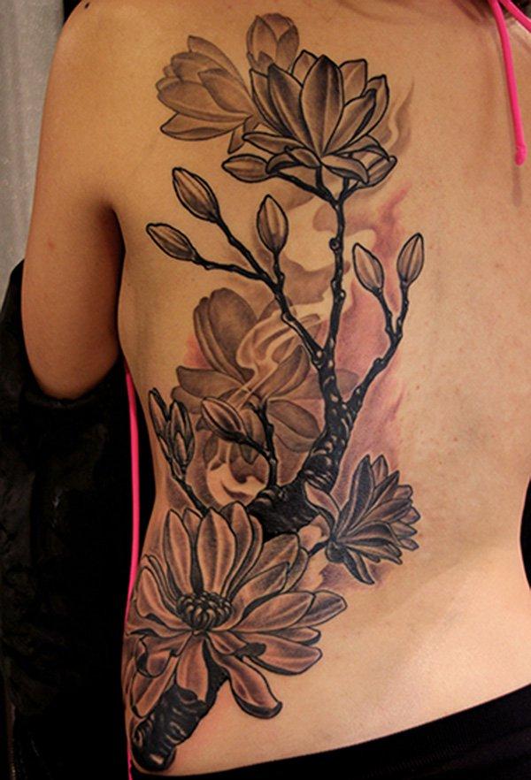 Magnolia svart og hvit tatovering