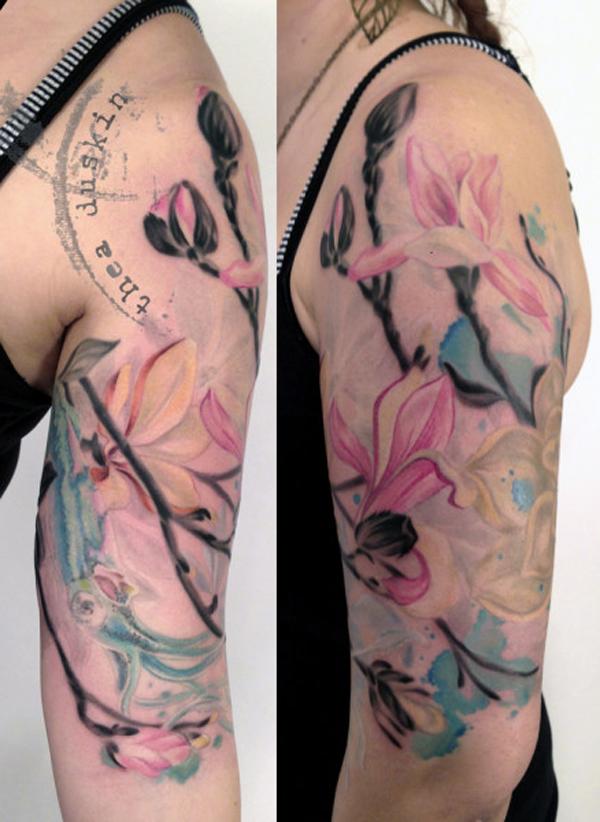 magnolia blomst tatovering på halv erme