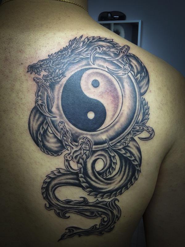 Fekete és szürke yin yang sárkány tetoválás-3