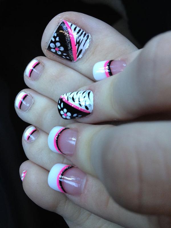 Rózsaszín fekete -fehér virág zebra lábujj köröm design