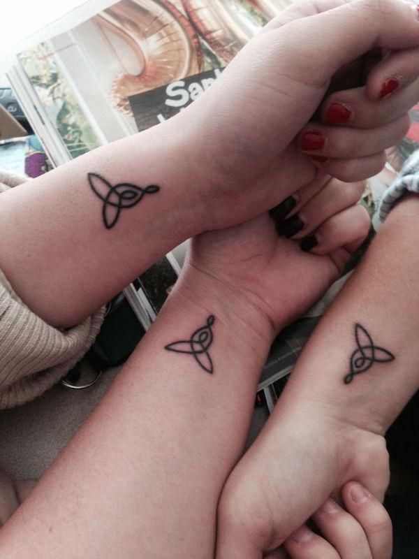 Triquetra csomós tetoválások nővéreknek