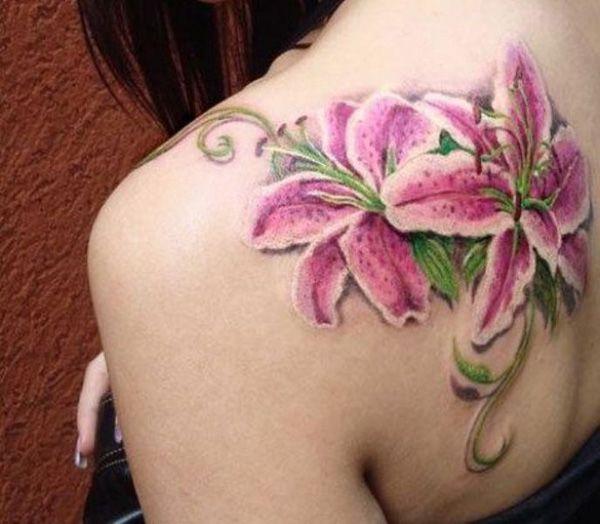 Reális rózsaszín liliom tetoválás a hátán