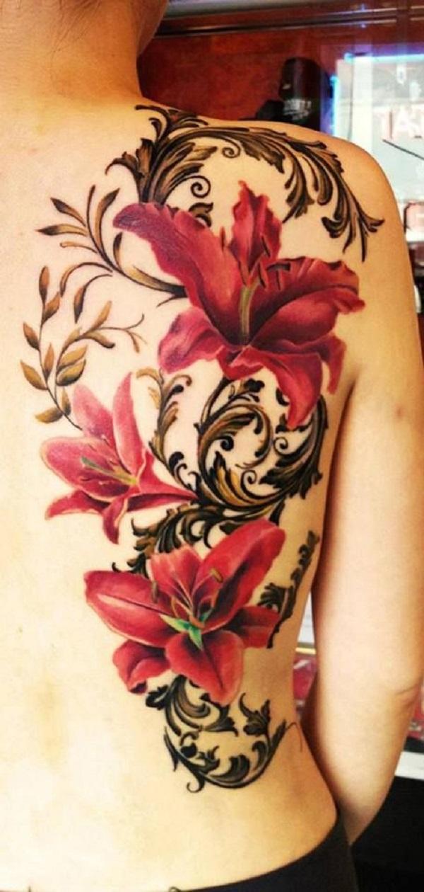 Piros liliom tetoválás a hátán