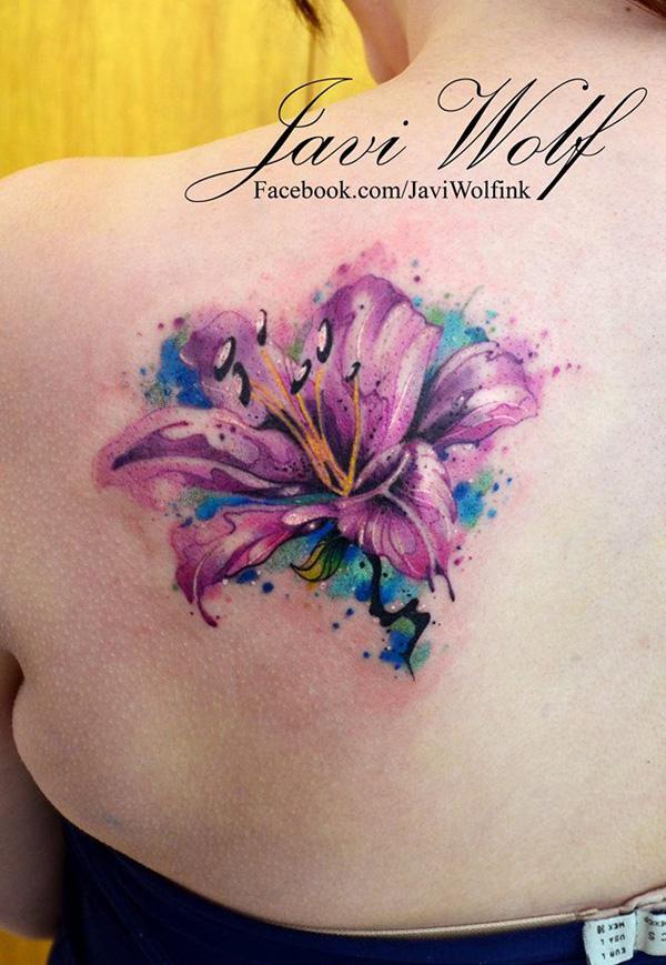 Akvarell liliom tetoválás a hátán