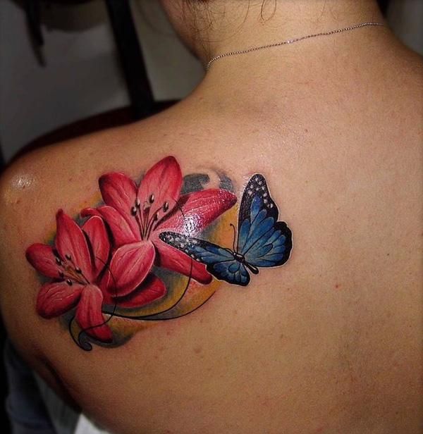 Reális pillangó tetoválás a vállán