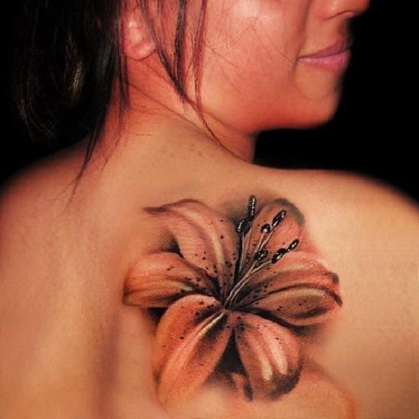 Fekete -fehér liliom tetoválás a hátán