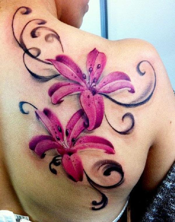 Rózsaszín liliom tetoválás a hátán