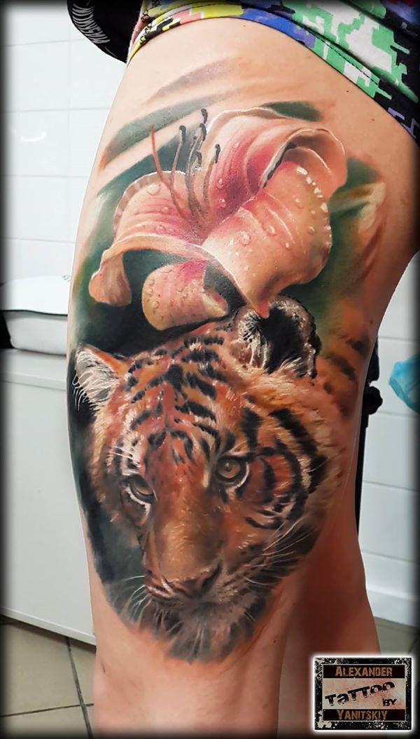 Reális liliom és tigris tetoválás a lábán Alexander Yanitskiy