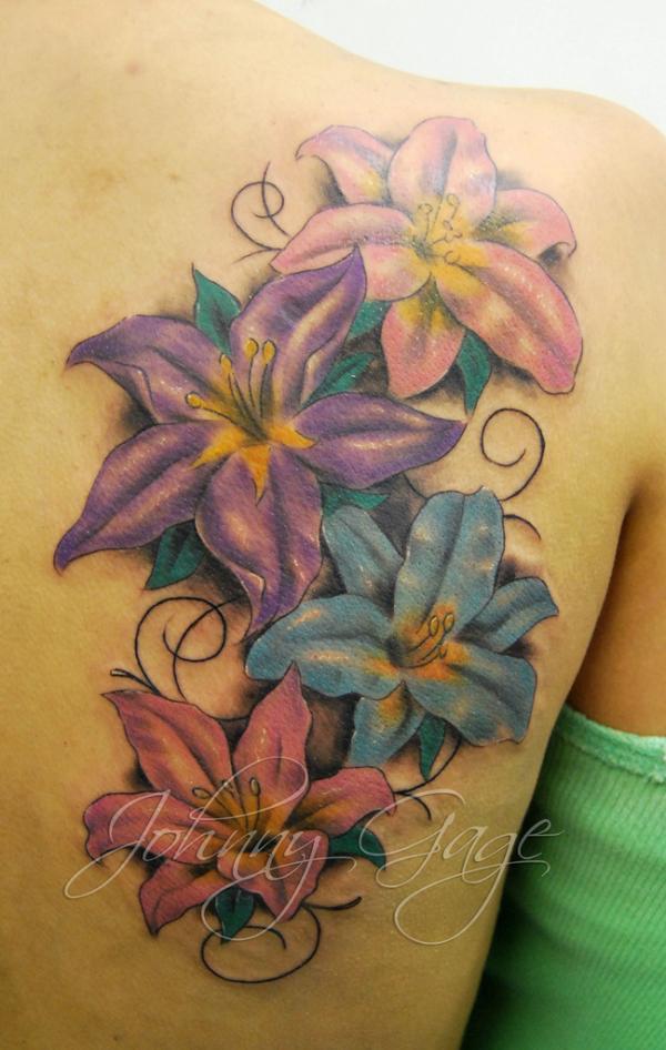 Színes liliom tetoválás a fél hátán
