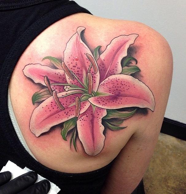 Reális rózsaszín liliom a hátsó tetováláson