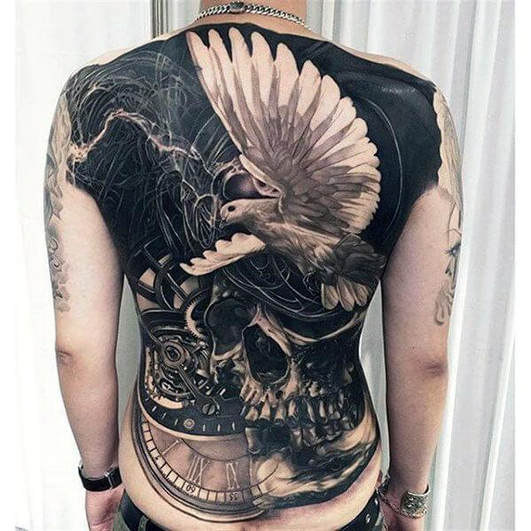 A Blackwork fullback tetoválás egyesíti a steampunkot a koponyával és a repülő galamb formákkal