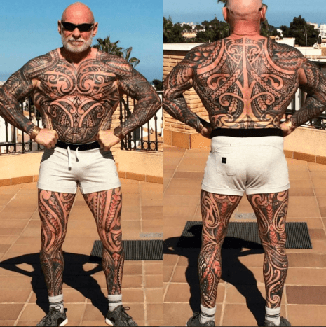 (Ray Houghton öltönyének elöl- és hátulnézete. Fotó: Bagwa Tattoo/Instagram) „Az egyik testrész a másikhoz vezetett. Kéthetente nyolcórás tetoválást tartottam, míg 14 hónappal később befejeztem. Teljes test! ” - mondta Houghton. A teljes body egy bonyolult maori ihletésű dizájnból áll, és a csuklójától a hátáig és derékig terjed, és a bokájánál végződik. 