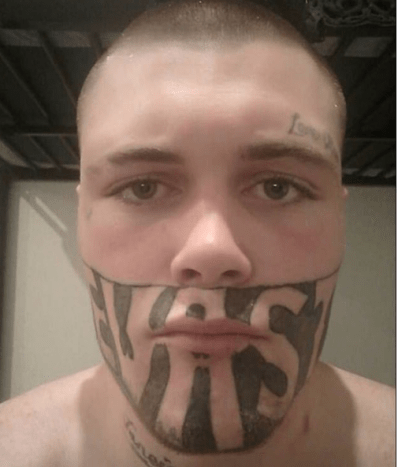 19 éves korában az új -zélandi Mark Cropp címlapokra került egy sokkoló arc tetoválásról, amelyet a börtönben töltött ideje alatt szerzett. A férfi becézett