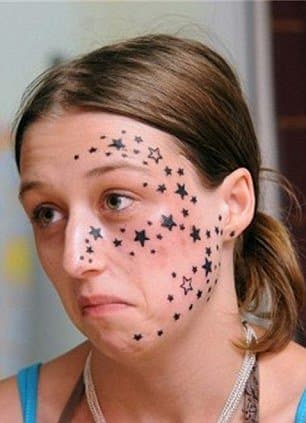 Tilbake i 2009 løy en 19 år gammel kvinne fra Belgia for familien og media med at hun gikk inn i en butikk for å få tre små stjerner i ansiktet, men artisten la til 56 tatoveringer etter at hun sovnet under nålen . Vlaminck brukte tre år og over 13 600 dollar på å få fjernet blekket.