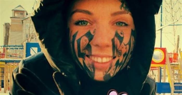 Toumaniantz (Saransk, Oroszország) felkeltette a figyelmet, miután megengedte, hogy barátja egy nap tetoválja a nevét az arcán. Érdekes tény: ugyanaz a művész, aki az arcát tetováltatta, felelős a hírhedt sztár tetoválás fiaskóért is!