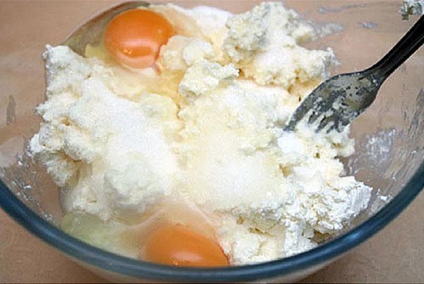 samljeti svježi sir s jajima i šećerom