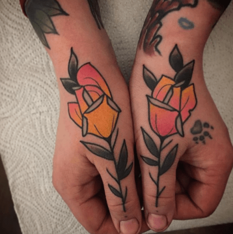 Tattoo @pau1terry_Ha azonban a hagyományos formával nem lehet rosszul járni, nem árt összekeverni. A kézi tetoválásokat nem kell a kéz tetején középre helyezni, az oldalakon is gyönyörűen működhetnek.