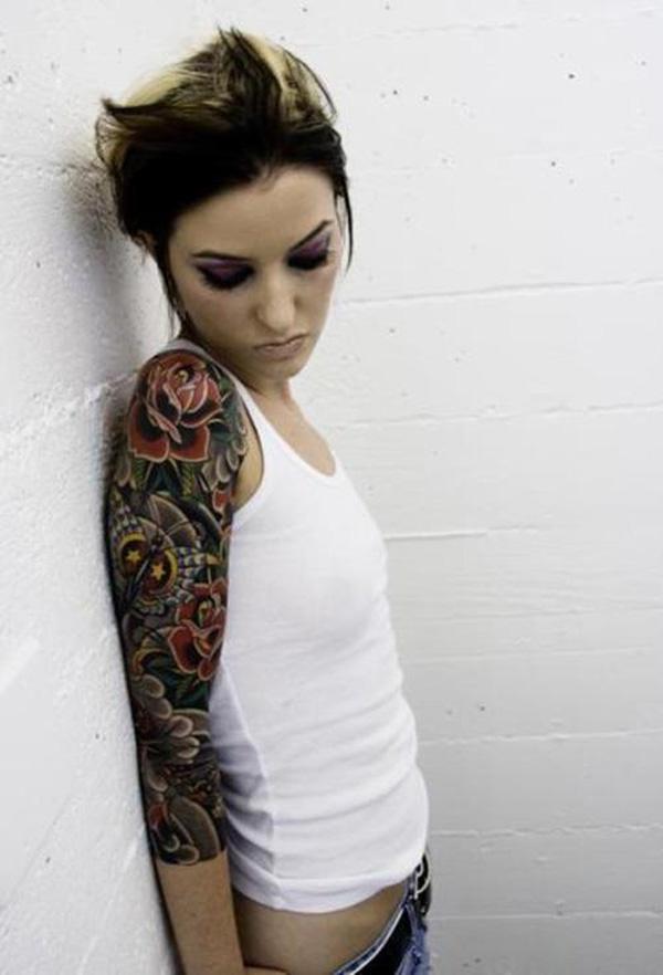 Színes teljes ujjú tetoválás nőknek