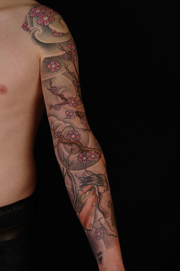 Kislány és cseresznyevirág tetoválás
