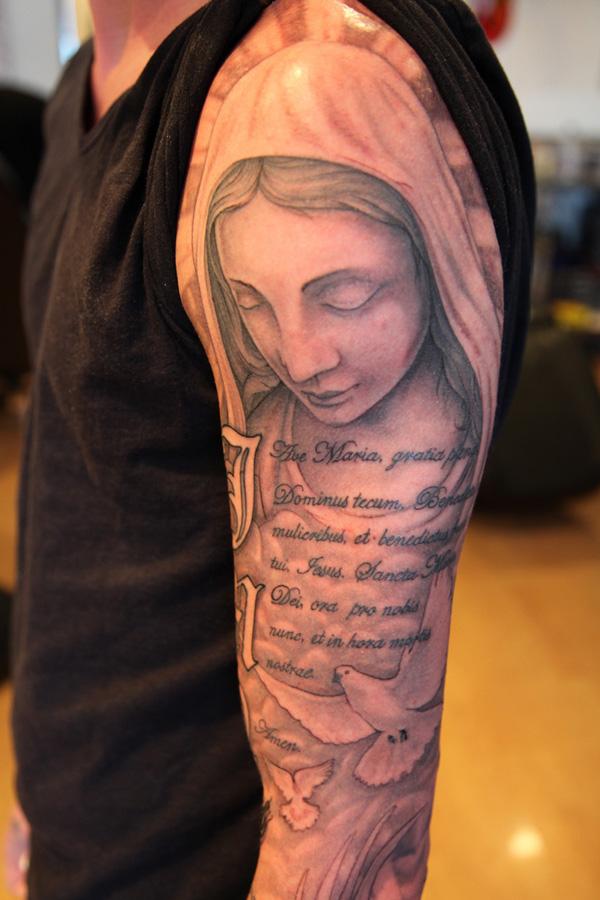 Szűz Mária és bibliai versek kar tetoválása
