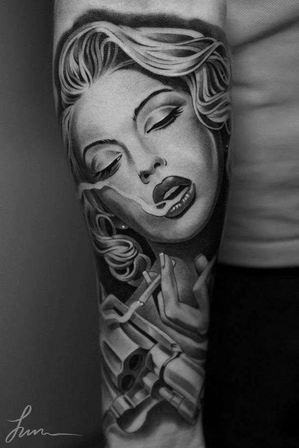 Fortryllende kvinne portrett tatovering i gråtoner på indre underarm