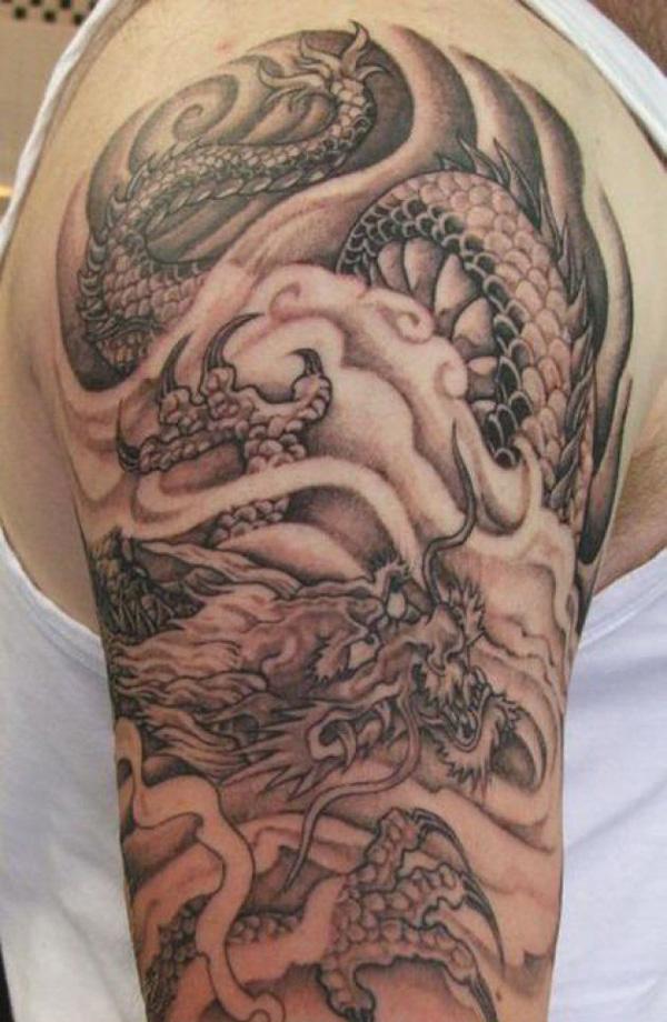 Dragon og sky tatovering på overarmen for menn