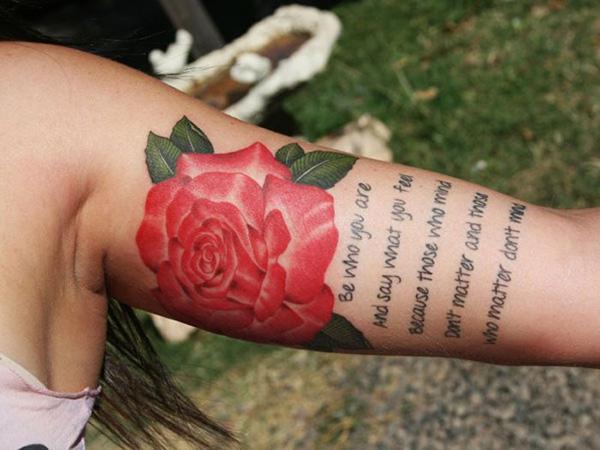 Rød rose og love script tatovering på indre bicep tatovering for kvinner