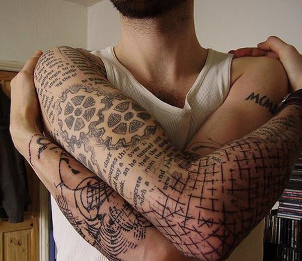 Intrikat tatovering med full erme med intrikate manus og advarselsskilt for menn