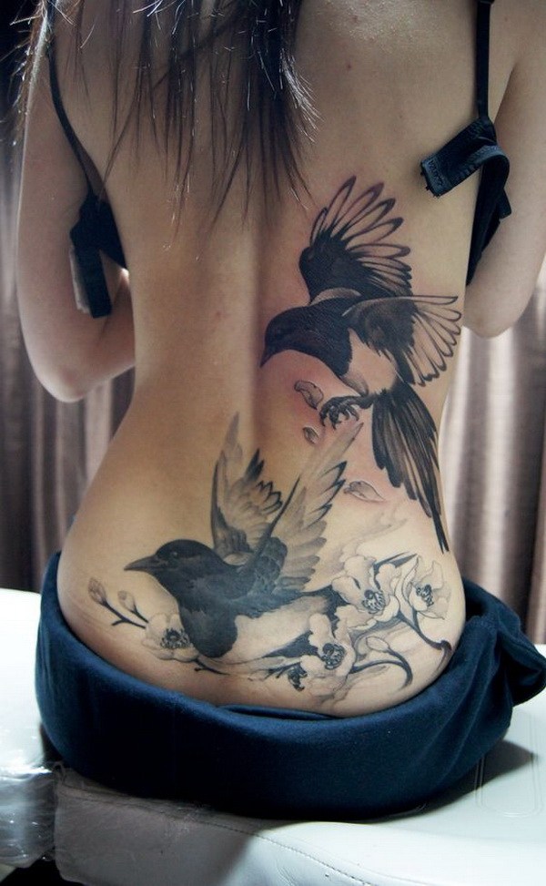 Reális alsó hátsó madár tetoválás