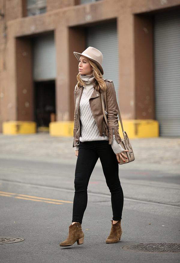 הלנה גלזר נראית מגניבה במיוחד בזוג מגפי זמש, ג'ינס סקיני ומעיל עור שחום אותנטי.