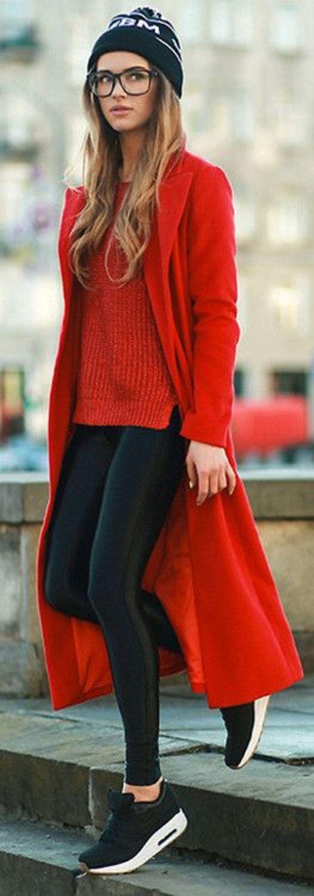 נעלי ספורט שחורות + סקיני עור + סוודר אדום + מעיל אדום + כובע שחור