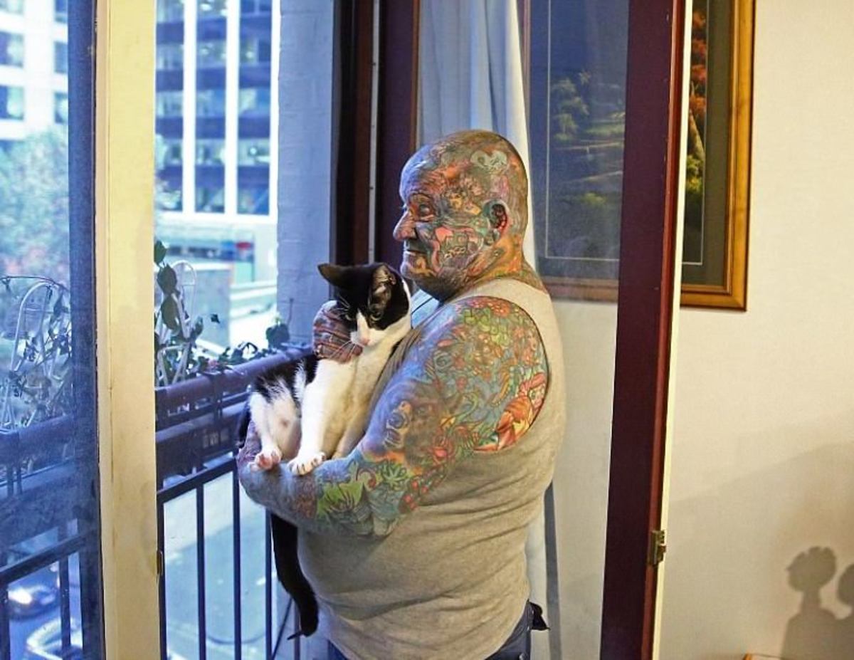 John Kenney, 60 éves tetoválás, régi és tetovált, gengszter tetoválás, arc tetoválás, férfi tetoválás egész testből öngyűlöletből, levágott ujj