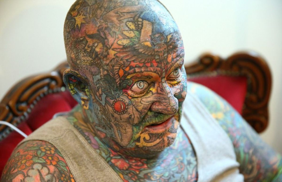 John Kenney, 60 éves tetoválás, régi és tetovált, gengszter tetoválás, arc tetoválás, férfi tetoválás egész testből öngyűlöletből, levágott ujj