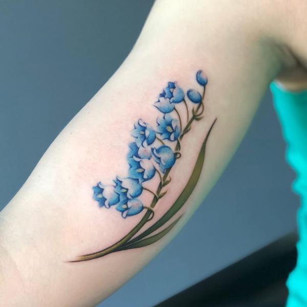 blå liljekonvalj -tatovering på armen