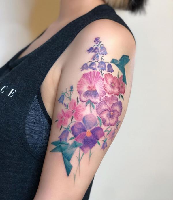 Fargerik fiolett tatovering på armen