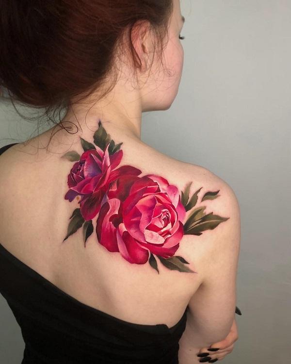 Red Rose blossom tattoo på baksiden av kvinnen