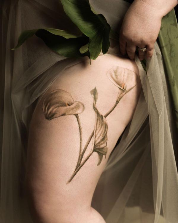 calla lily tatovering på låret
