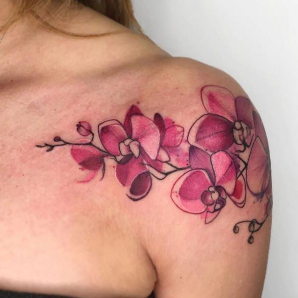 Rosa orkide tatovering på skulderen