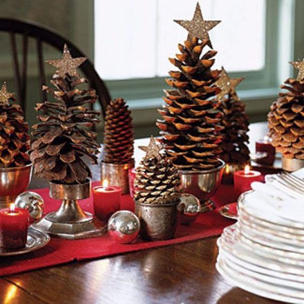 Vonzó dekorációs ötletek karácsonyra kis fenyőtobozokkal kombinált csillaggal a tetején, valamint piros gyertya és ezüst