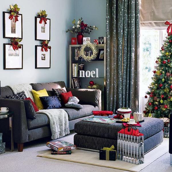 vonzó-hgtv-karácsonyi dekorációs ötletek-fényképekkel-a-falon-és-fekete-kanapé-négyszögletes asztal
