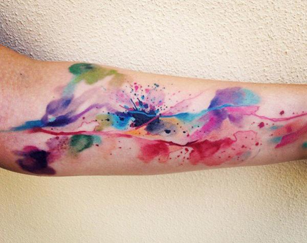 Fargerikt akvarellblekk på underarmen