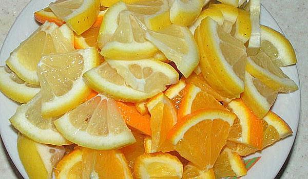 sinaasappels en citroenen in plakjes snijden