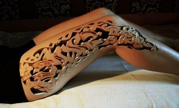 Skåret tatovering på benet