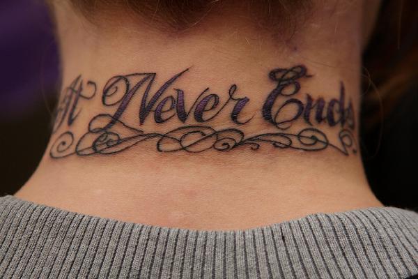 Betűtípus tetoválás a nyakon nőknek