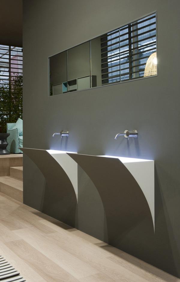 כיורי אמבטיה כפולים המותקנים על הקיר בעיצוב פשוט