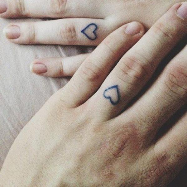 szív illő tetoválás az ujján